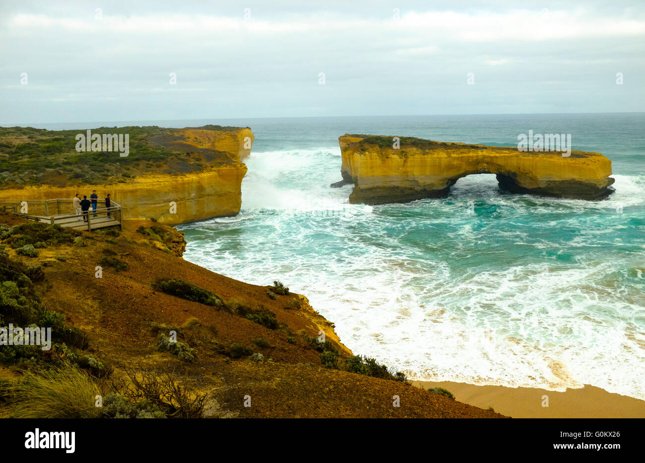 Tenendo in vista del London Bridge, uno della Scenic pit stop sulla Great Ocean Road, Victoria, Australia Foto Stock