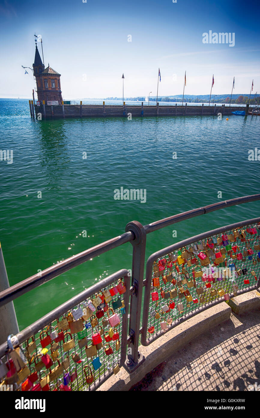 KONSTANZ, Germania - 30 Aprile 2016- Lucchetti in porto di Konstanz città con una vista del lago di Costanza. Foto Stock