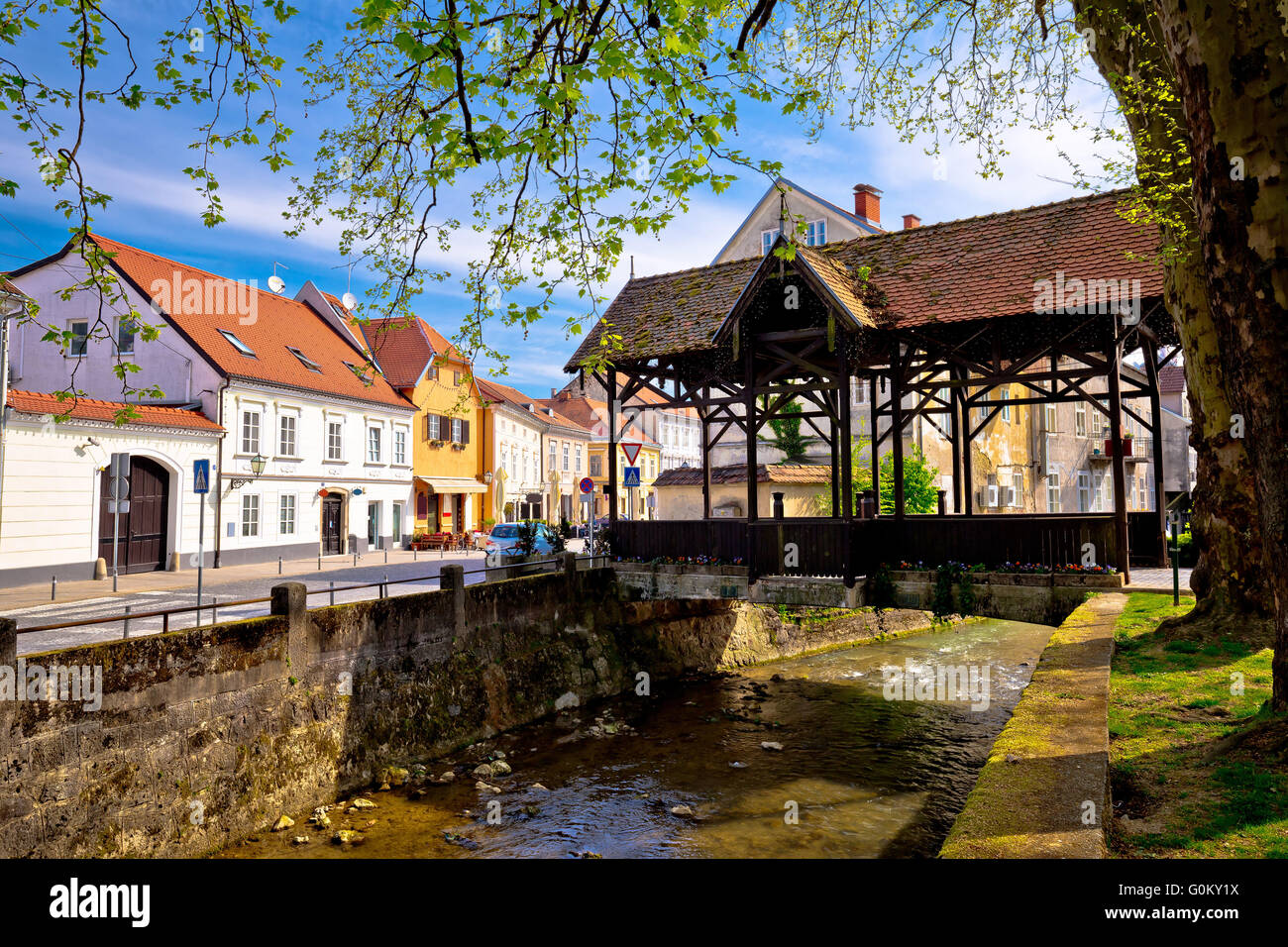 Samobor river e il vecchio ponte di legno, città nel nord della Croazia Foto Stock