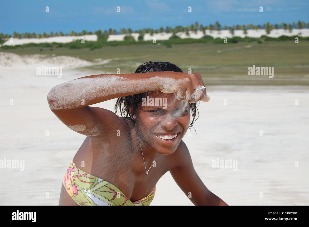 Reggiseno, Brasilien, Bahia, Mangue Seco, 03.09.2009, Sandspiele in den Dünen von Mangue Seco, Halbinsel a Bahia. [(C) (FREELENS Poo Foto Stock