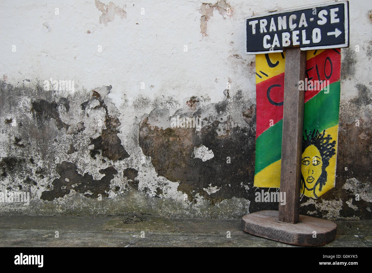 Reggiseno, Brasilien, Bahia, Salvador, 11.09.2009, Schild für An- und Verkauf von Haaren im Pelourinho. [(C) (FREELENS Pool) Ralf Fal Foto Stock