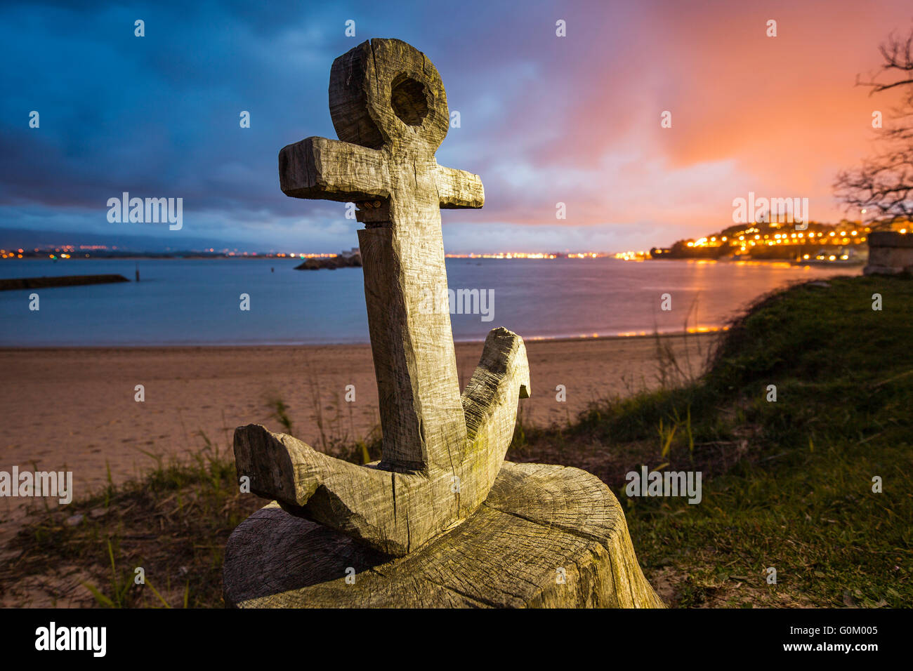 Scultura di ancoraggio al tramonto, Spiaggia di Magdalena, Mare Cantabrico. Santander Cantabria Spagna Europa Foto Stock