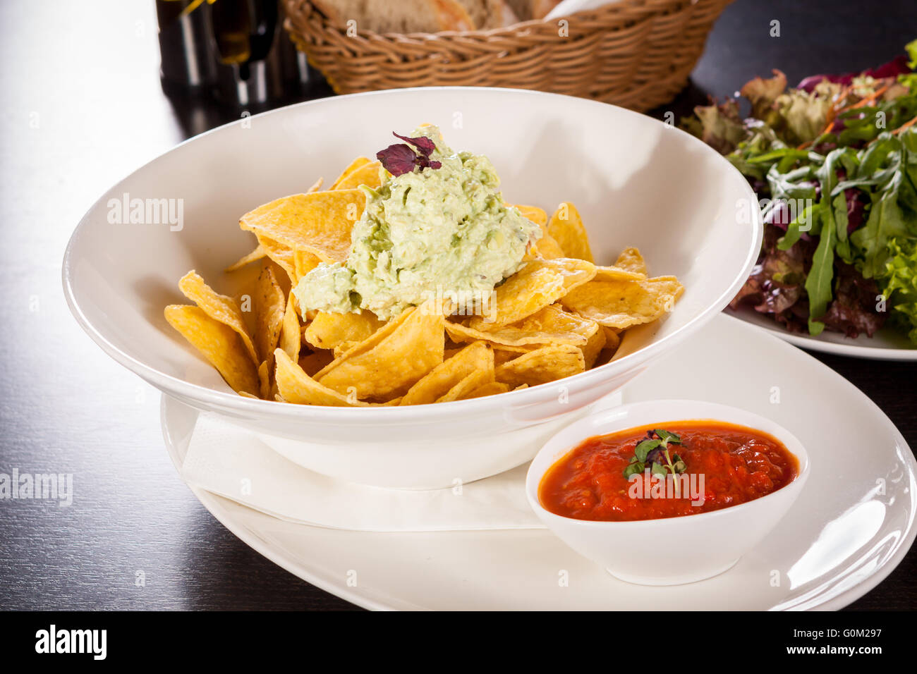 Mais fresco nachos con salsa guacamole Foto Stock