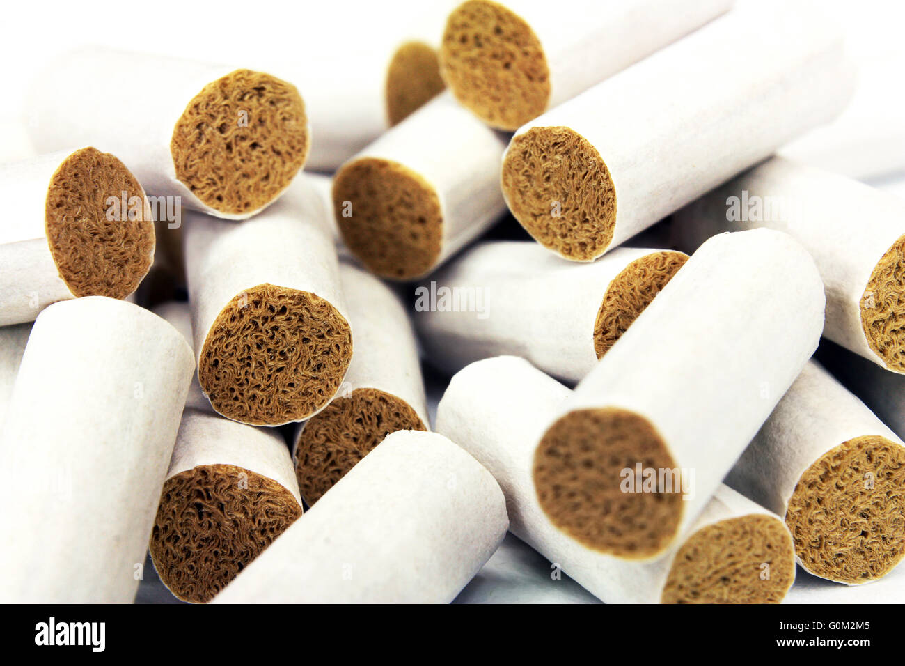 Filtro di sigaretta suggerimenti chiudere su sfondo bianco Foto Stock