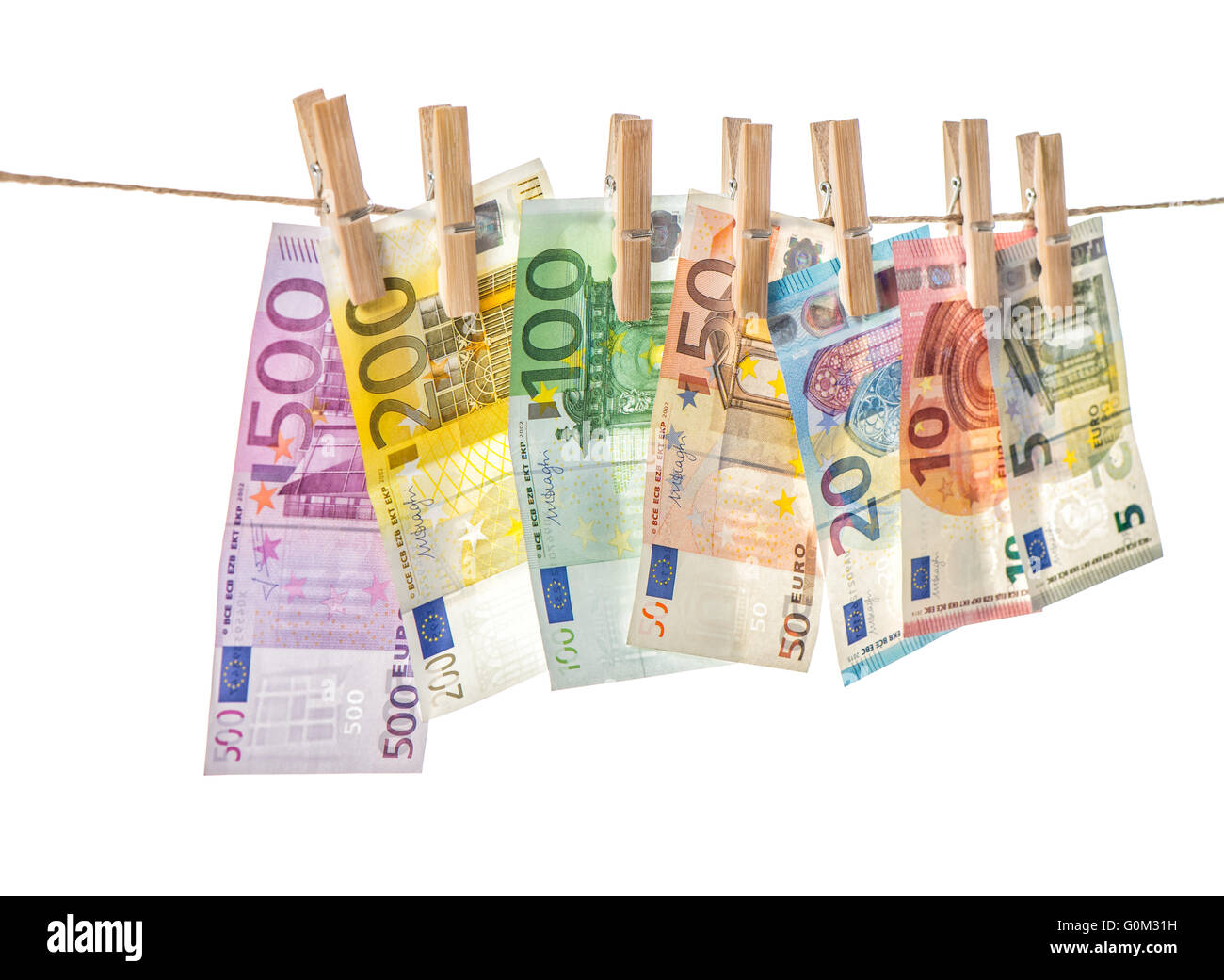 Sfondo di denaro. Le banconote in euro appendere una corda con perni di vestiti. Messa a fuoco selettiva Foto Stock