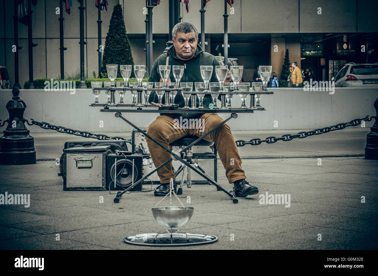 Un artista di strada è la riproduzione di musica con gli occhiali a Budapest Ungheria. Foto Stock