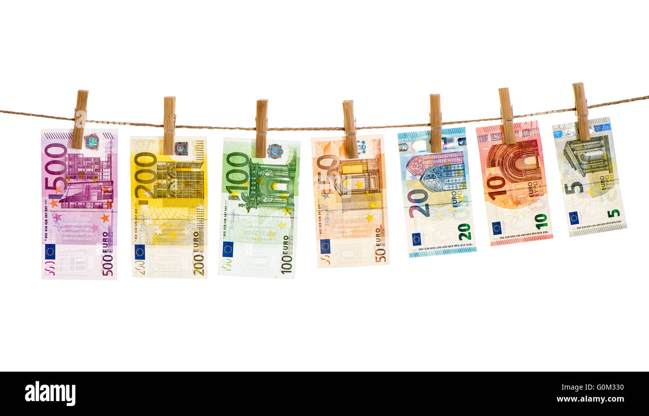 Le banconote in euro appendere una corda con perni di vestiti. Sfondo di denaro. Riciclaggio di denaro concept Foto Stock