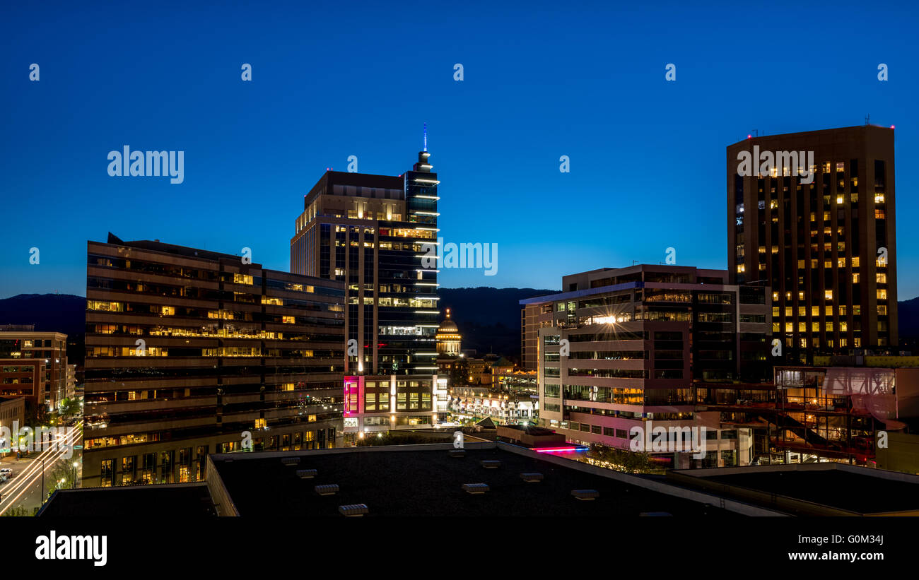 Primo piano della skyline di Boise a notte durante le ore di colore blu Foto Stock