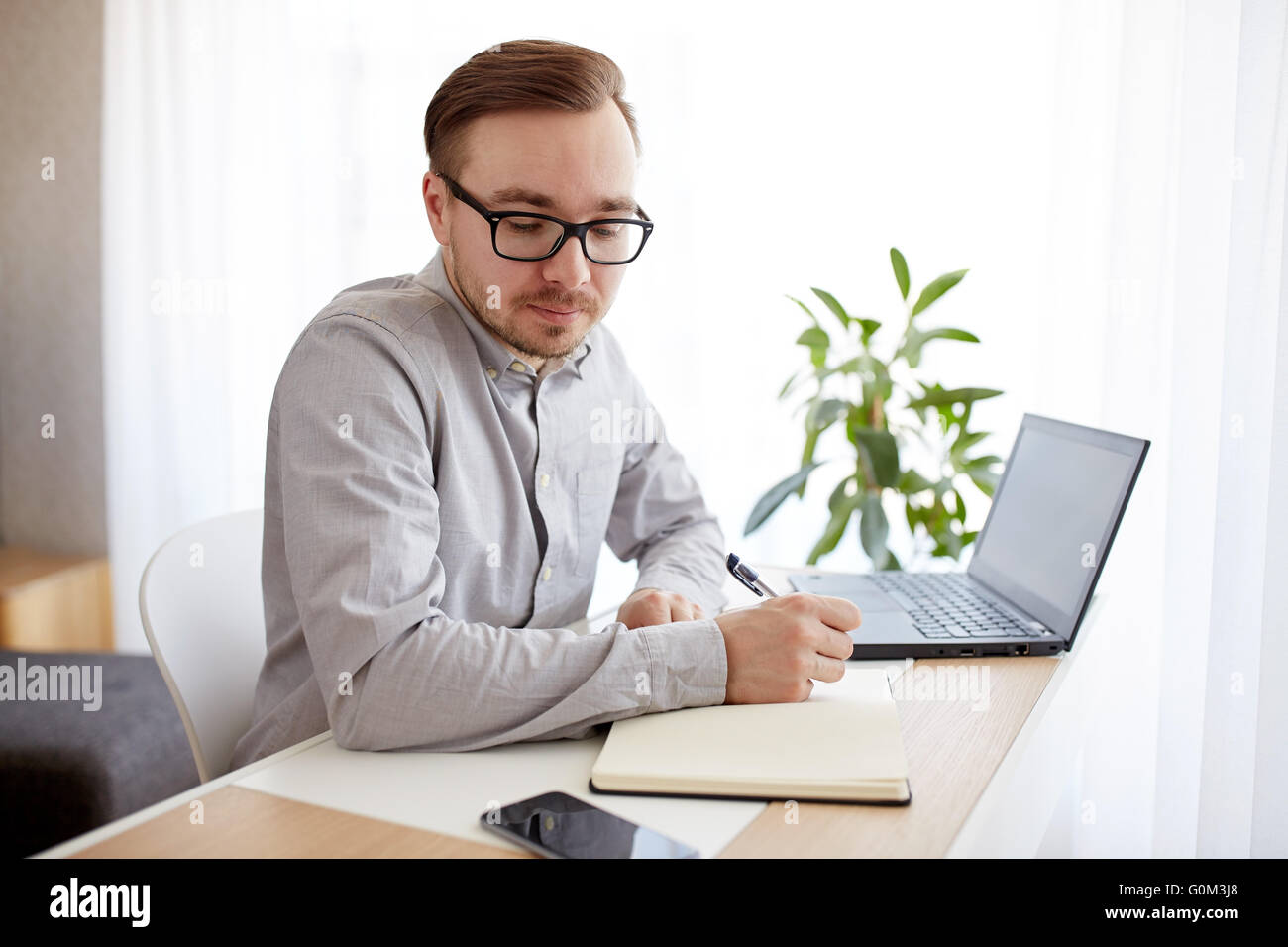 Uomo creativo o imprenditore iscritto al notebook Foto Stock