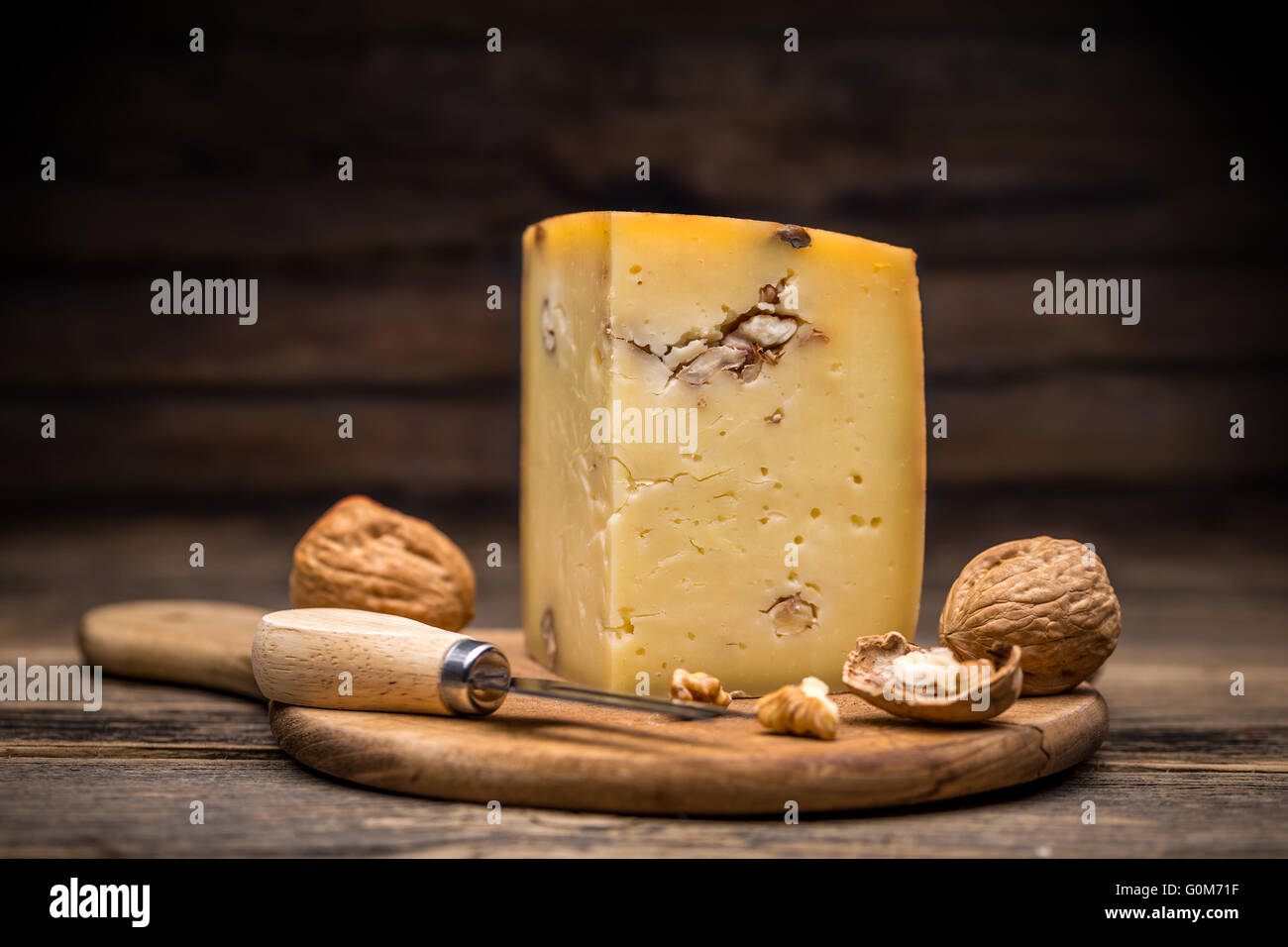 Invecchiamento di formaggio artigianale aromatizzata con noce Foto Stock