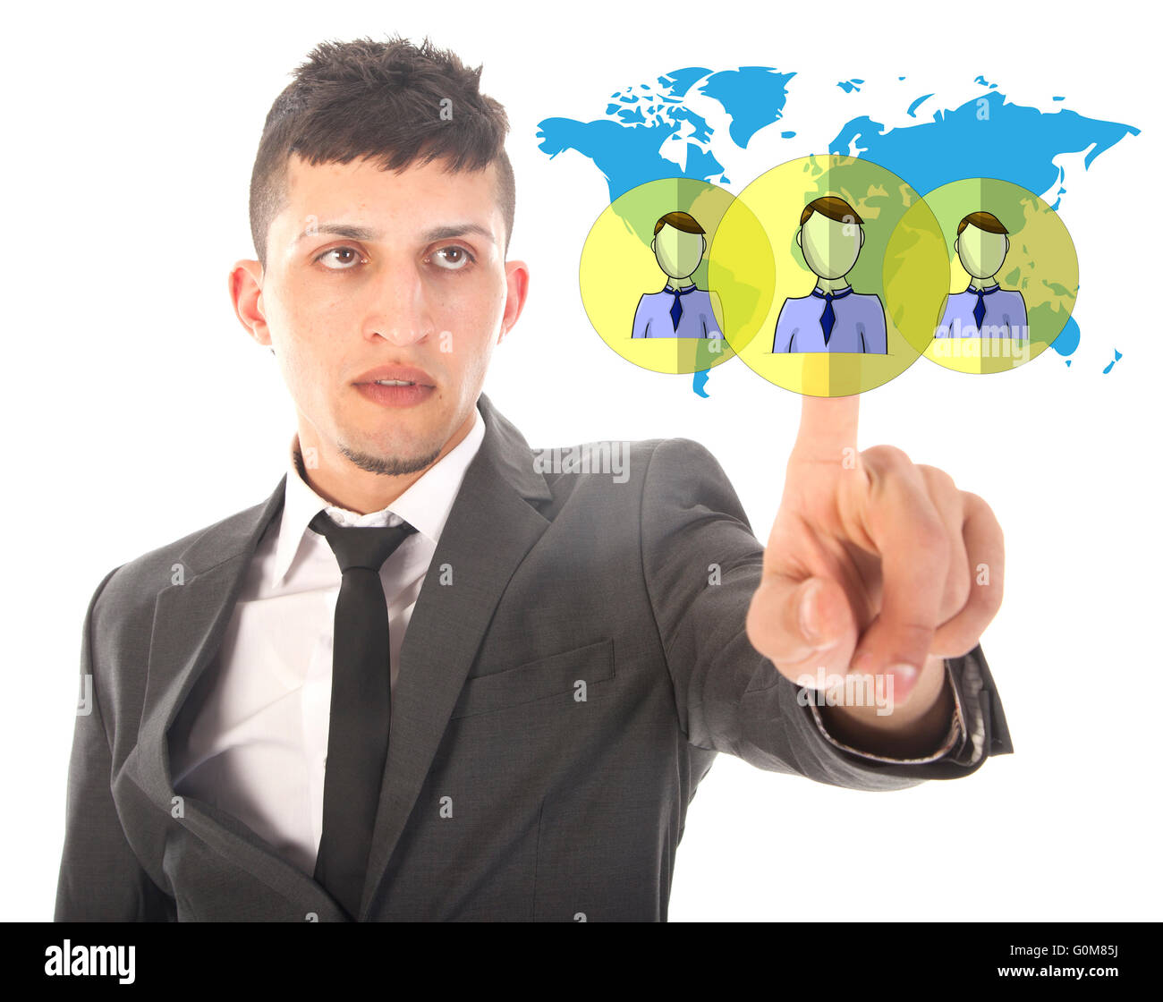 Giovane imprenditore virtuali con gli amici in tutto il mondo isolato su sfondo bianco Foto Stock