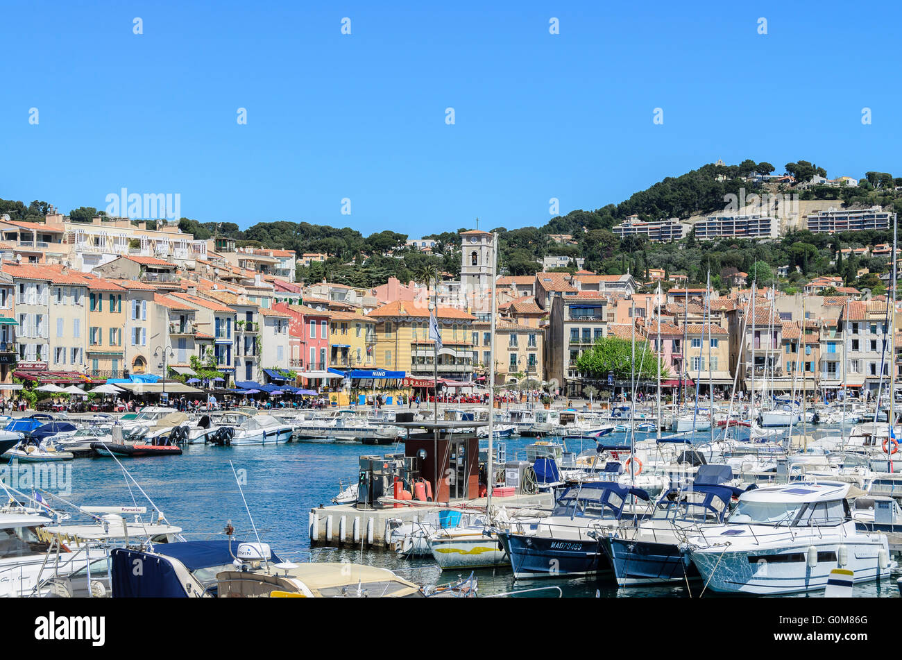 PORT DE CASSIS ET SES BATEAUX, CASSIS, BDR FRANCIA 13 Foto Stock