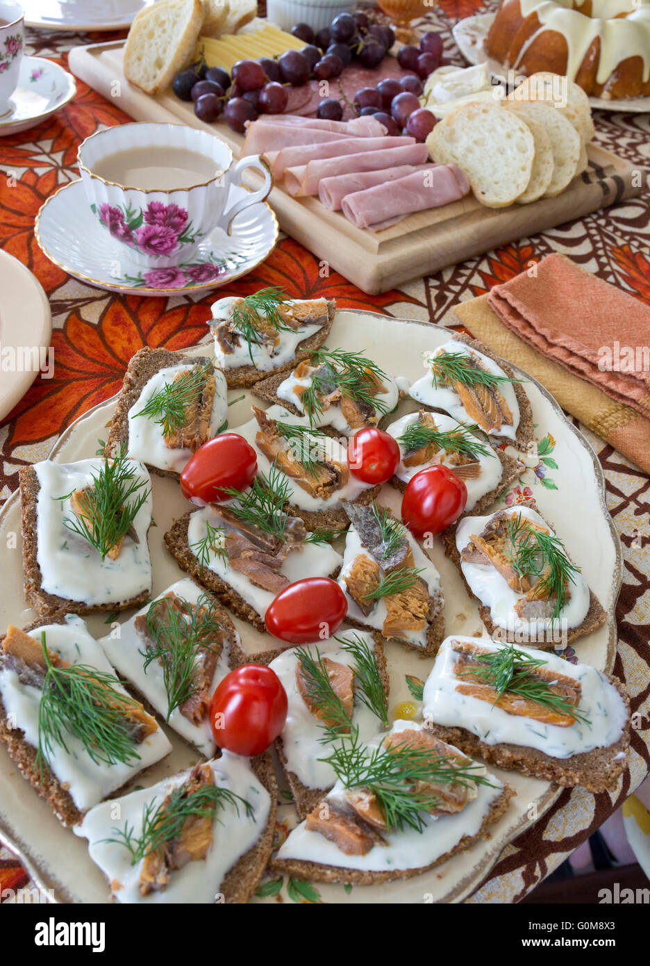 Delizioso salmone affumicato piazze aperto di fronte sandwich per il tè del pomeriggio con piatto di salumi Foto Stock