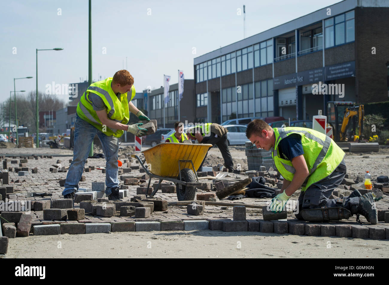 Gli uomini di lavoro pavimentazione di una strada. Foto Stock