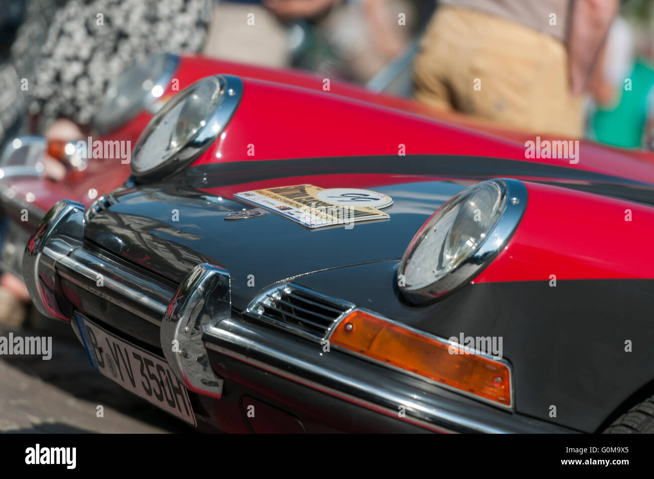 Merano, Italia - Luglio 9, 2015: vista laterale frontale di diversi consecutivi in piedi Porsche 911 sul Passirio lungomare davanti Foto Stock