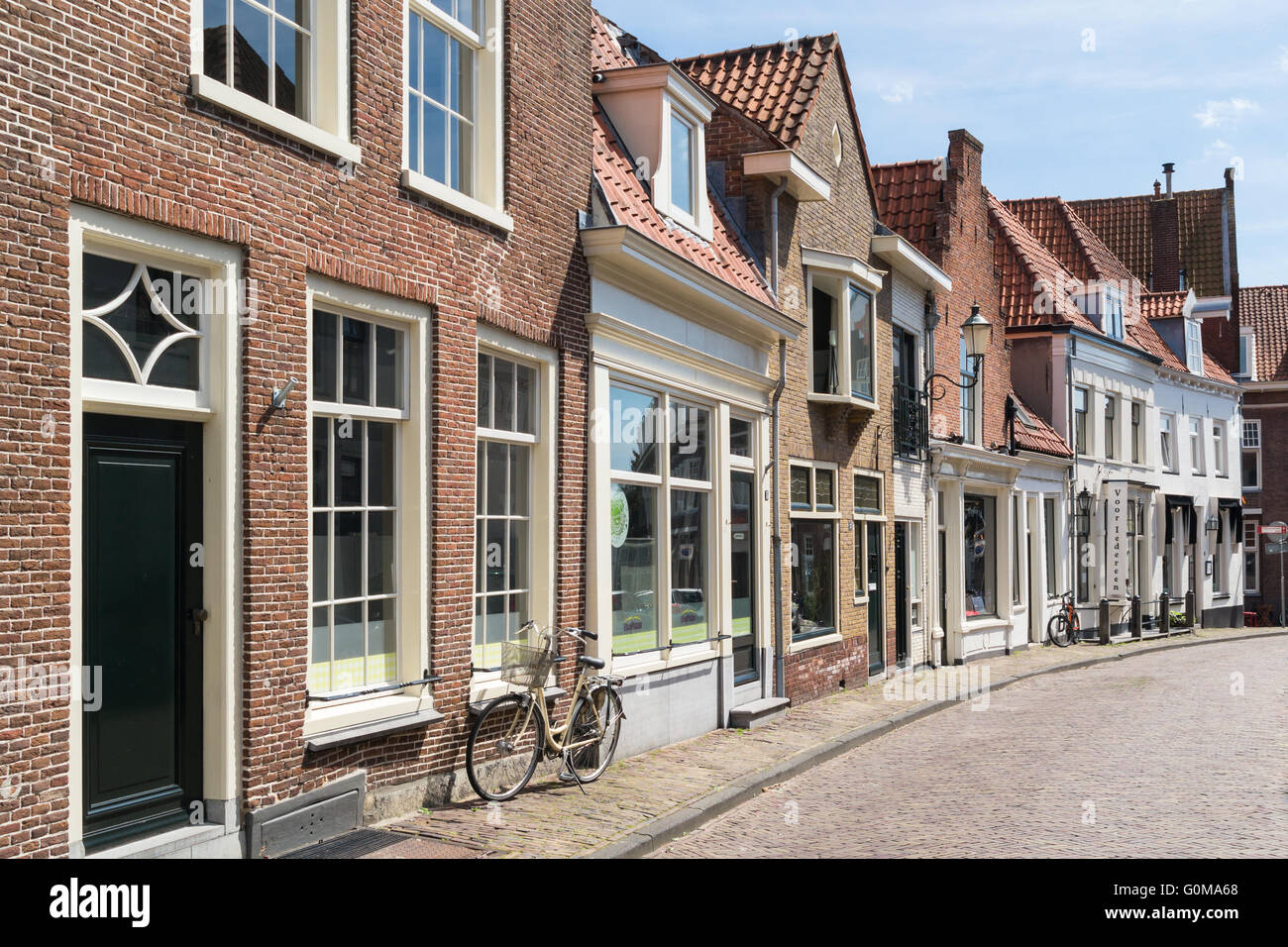 Street con fila di case storiche nel centro storico di Amersfoort in provincia di Utrecht, Paesi Bassi Foto Stock