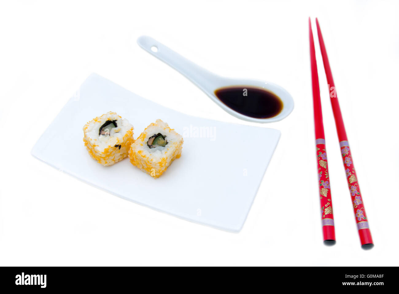 California roll con salmone e uova mallotto su sfondo bianco Foto Stock