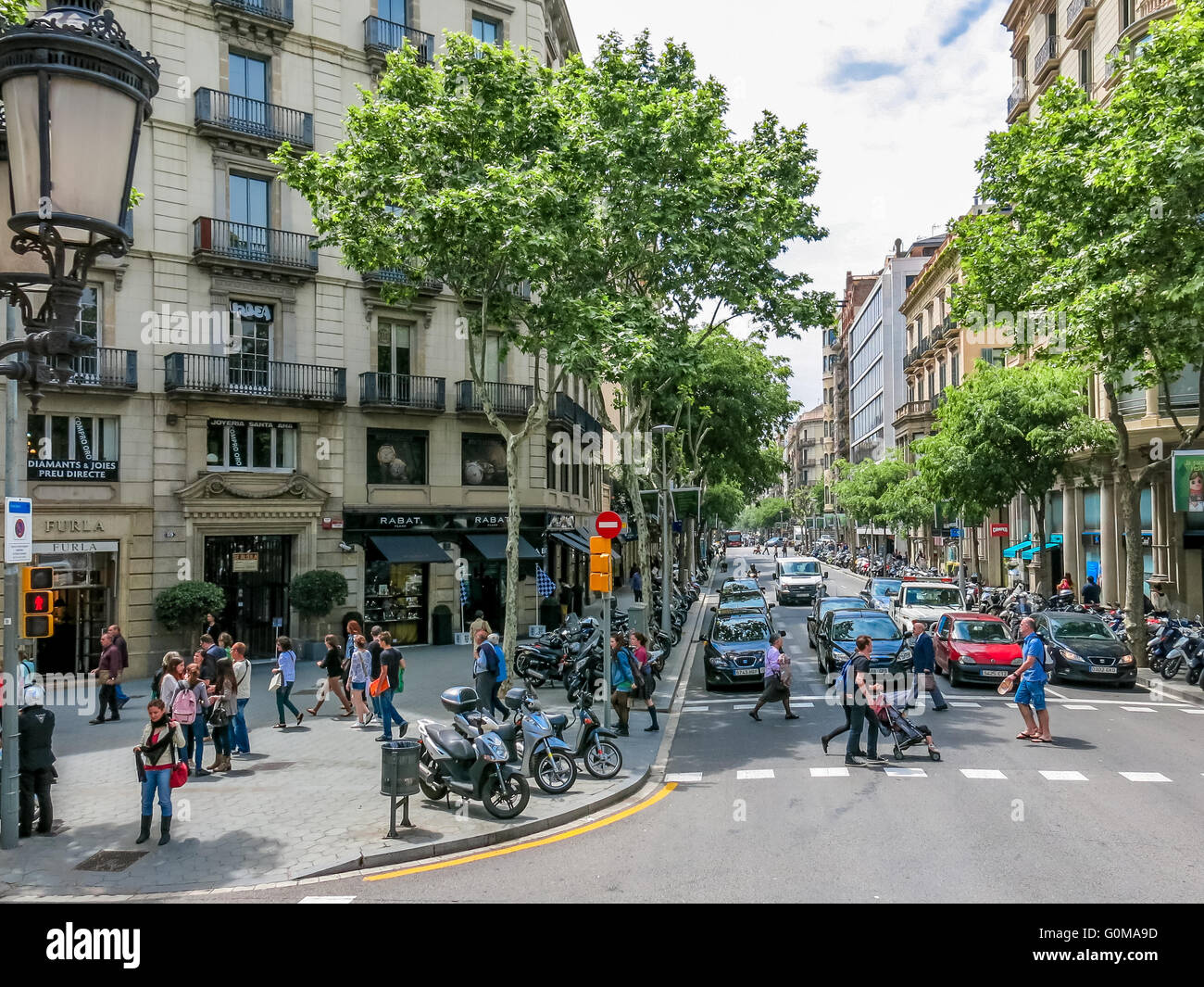 Barcellona streetscene - incrocio Carrer de Valencia e Passeig de Gracia, Spagna Foto Stock