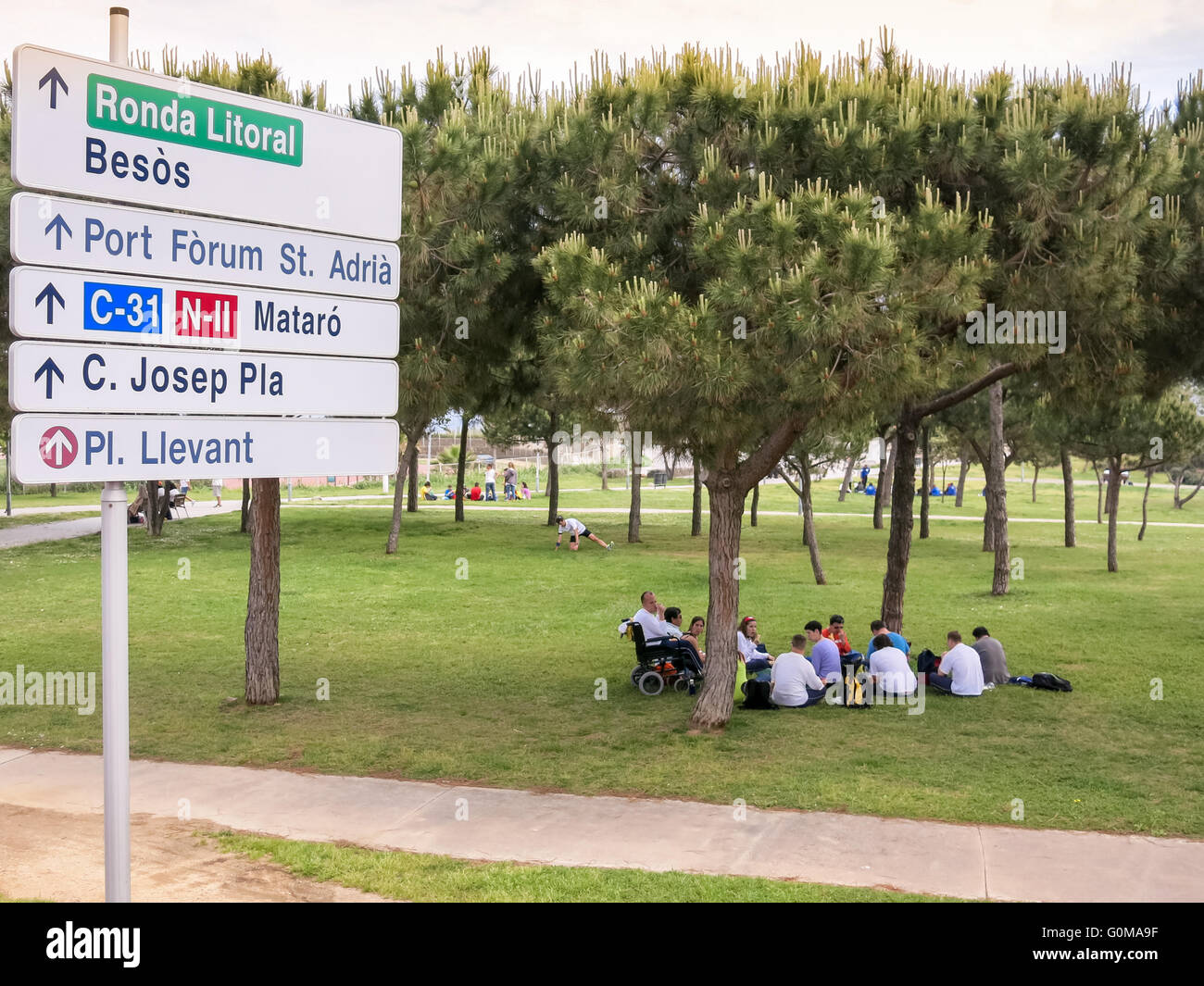 Gruppo di persone aventi il pranzo nel parco in El Poblenou di Barcellona, Spagna Foto Stock