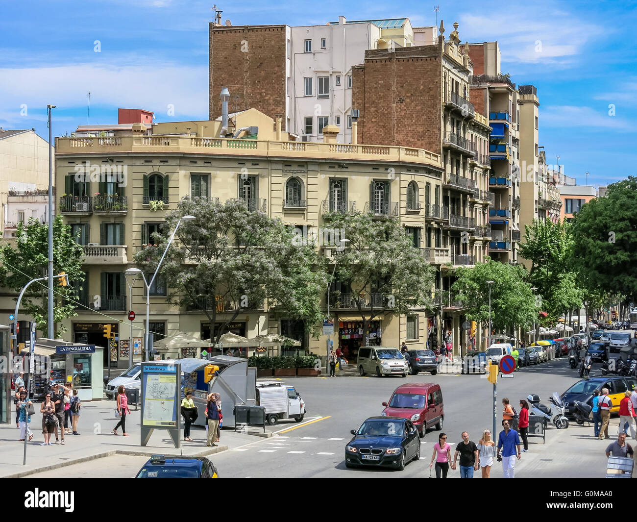 Barcellona streetscene - incrocio Carrer de la Marina e Carrer de Mallorca, Catalogna, Spagna Foto Stock