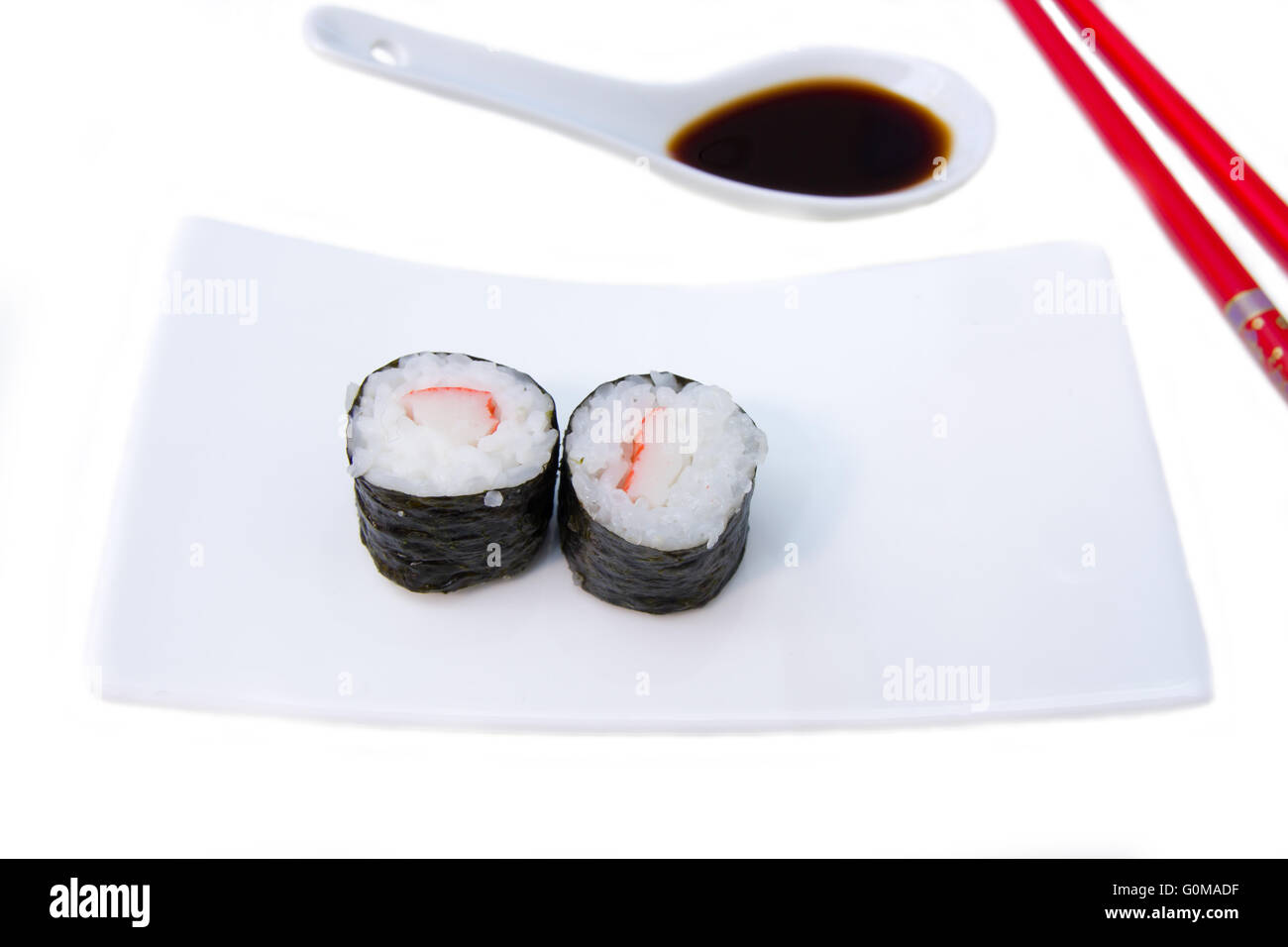 Maki con surimi su uno sfondo bianco visto da vicino Foto Stock