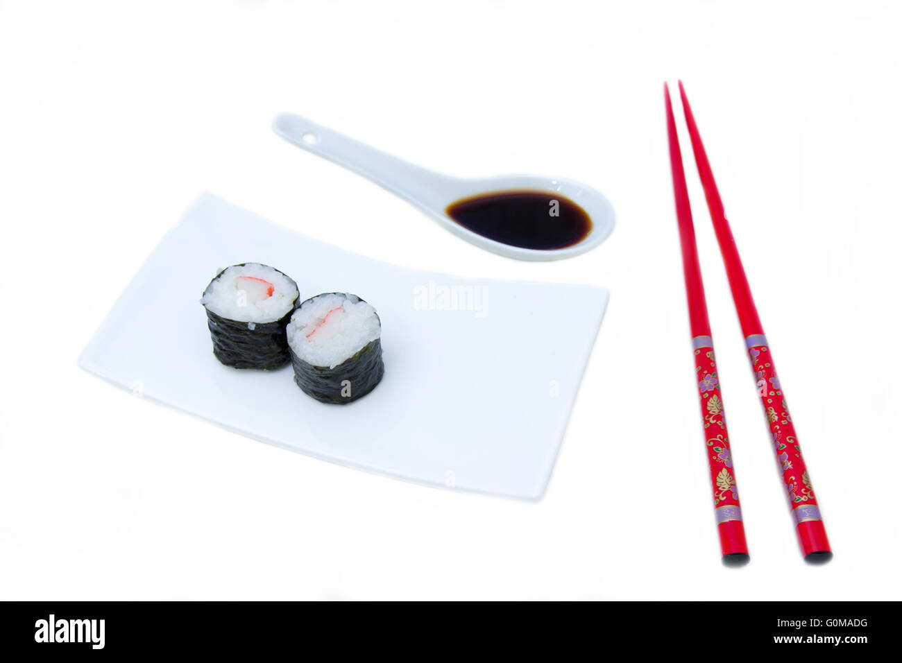 Maki con surimi su sfondo bianco Foto Stock