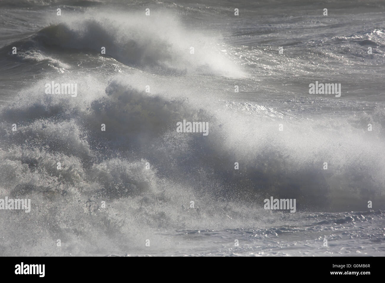 Le onde che si infrangono lungo il litorale, Norfolk Foto Stock