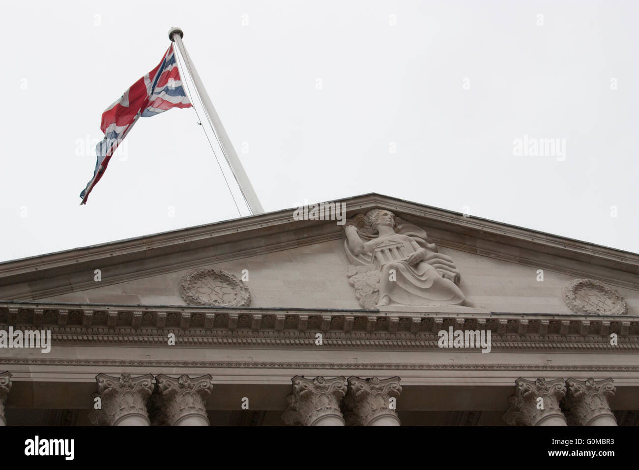 Banca d'Inghilterra battenti la bandiera europea, Union Jack, sul tetto Foto Stock