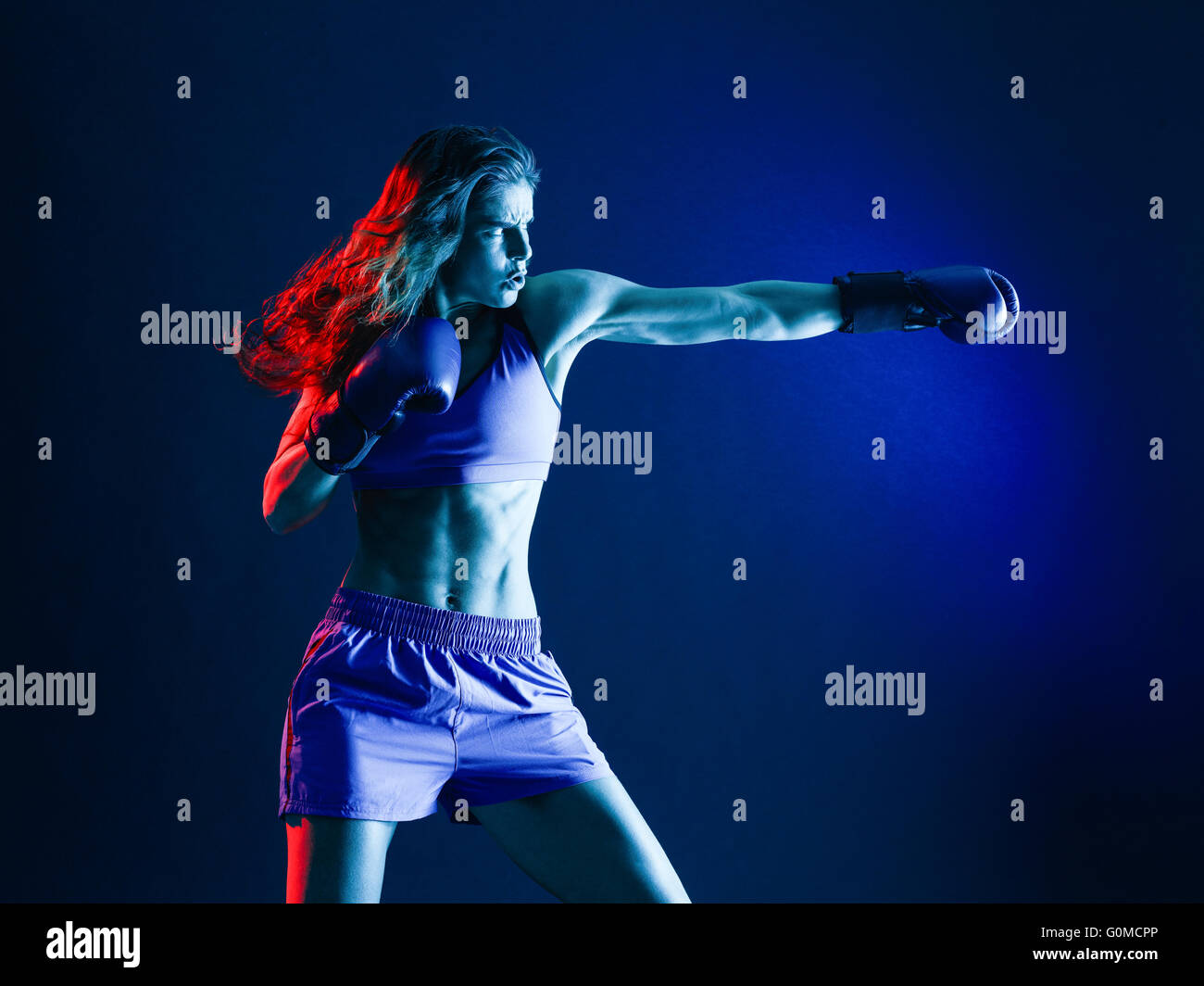 Una donna caucasica boxer boxing isolati su sfondo nero Foto Stock
