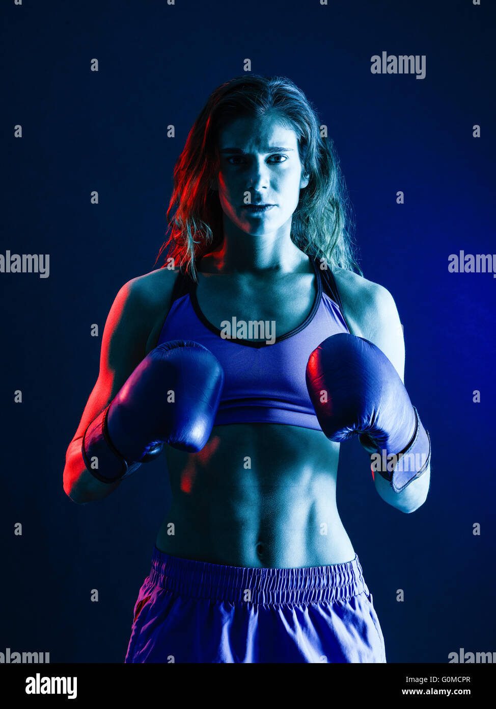 Una donna caucasica boxer boxing isolati su sfondo nero Foto Stock