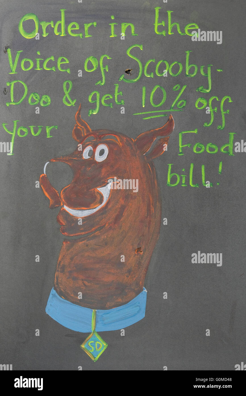 Scooby Doo disegnati su una lavagna pubblicità 'ordine nella voce di Scooby Doo e ottieni il 10% di sconto sul vostro cibo Bill' Foto Stock