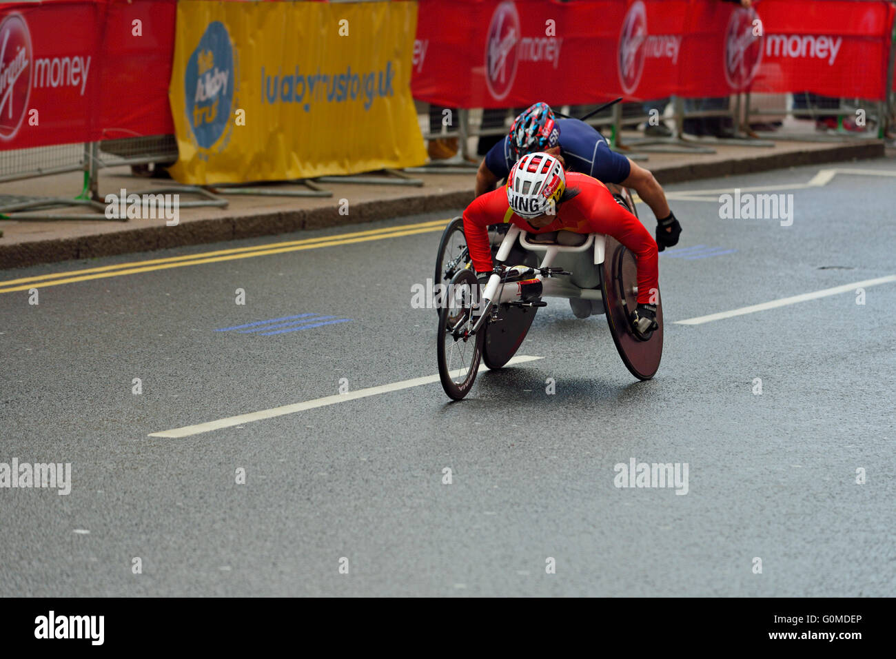 Concorrenti su sedia a rotelle, 2016 denaro Virgin London Marathon, Canary Wharf, London, Regno Unito Foto Stock