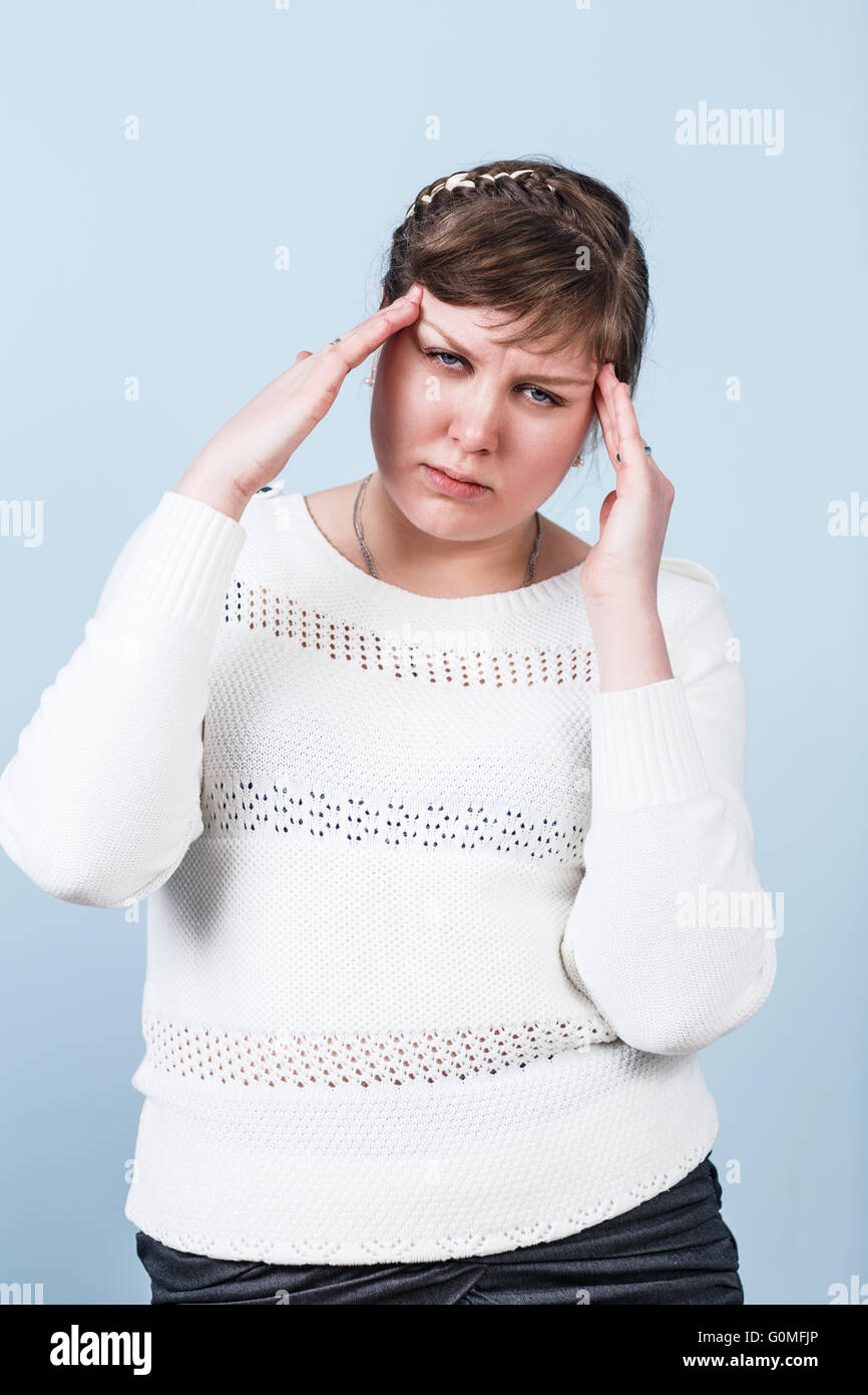 Paffuto donna con un mal di testa Foto Stock