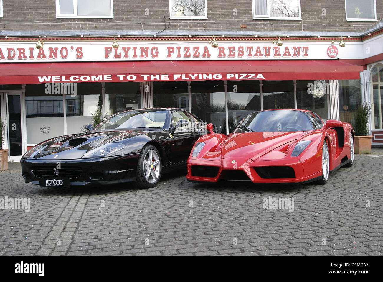 La Ferrari 575M Maranello F1 2004 & Ferrari Enzo al Flying Pizza, Leeds. Foto Stock