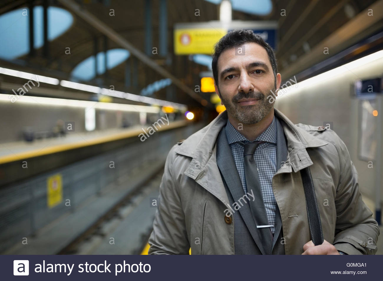 Ritratto di imprenditore fiducioso sulla stazione della metropolitana platform Foto Stock