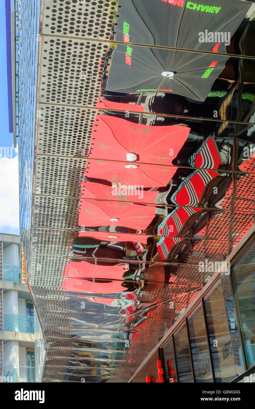 Il Leicester City Highcross Shopping Centre, tetto in vetro cafe riflessioni. Regno Unito Foto Stock