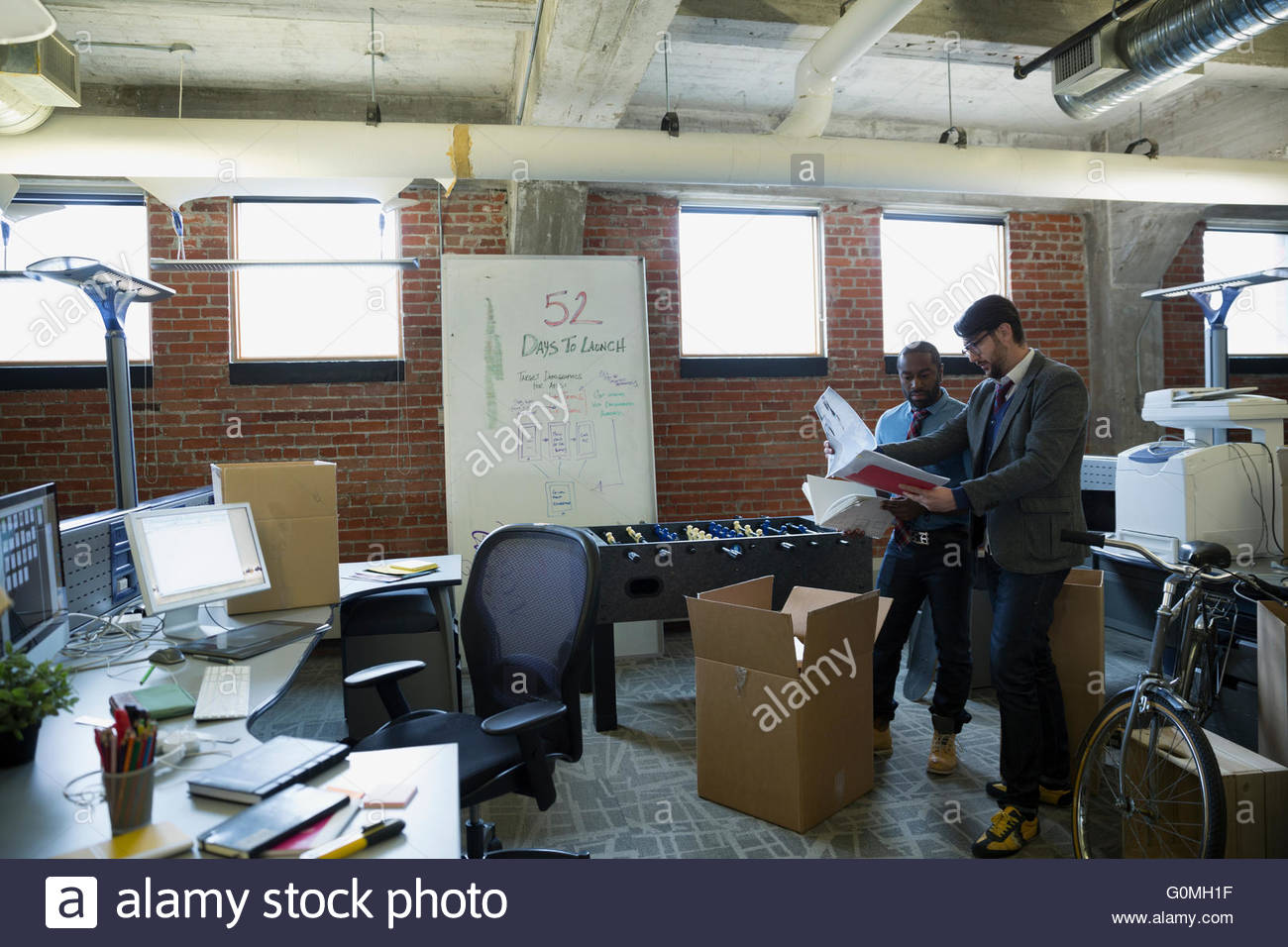 Gli imprenditori a discutere i documenti nel nuovo ufficio Foto Stock