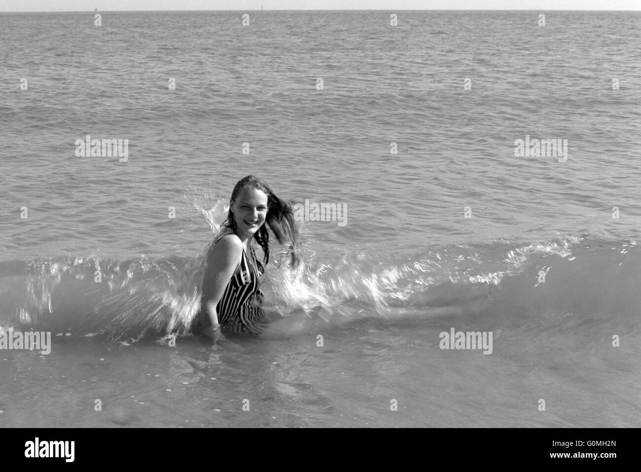 Una giovane bella donna bionda gode di bagni di mare a Southsea England Regno Unito Foto Stock Una giovane bella donna bionda gode di bagni di mare a Southsea England Regno Unito Foto Stock