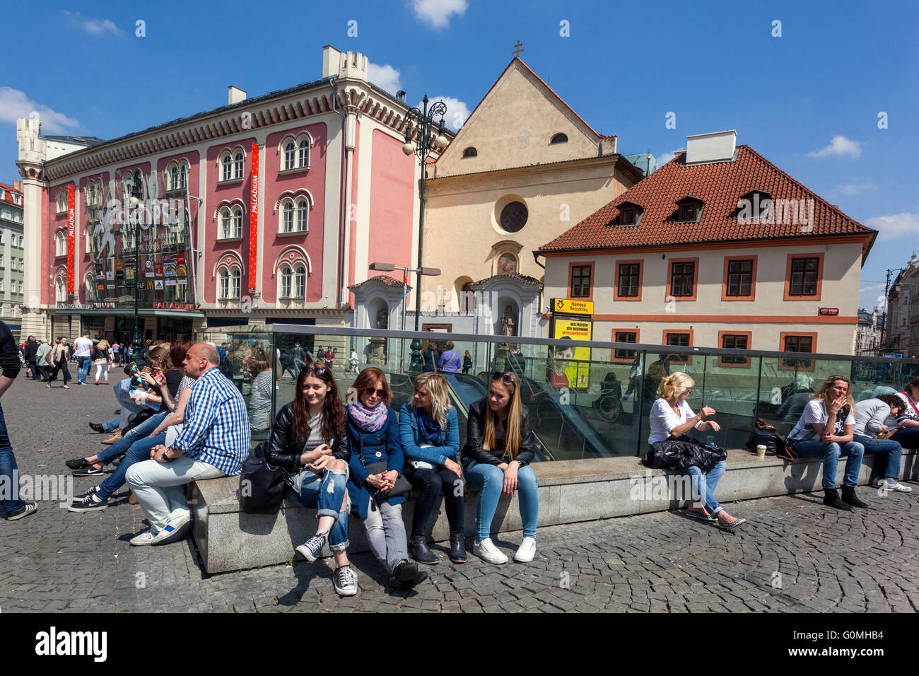 Turisti a Praga Piazza Namesti Republiky Praga Repubblica Ceca Foto Stock