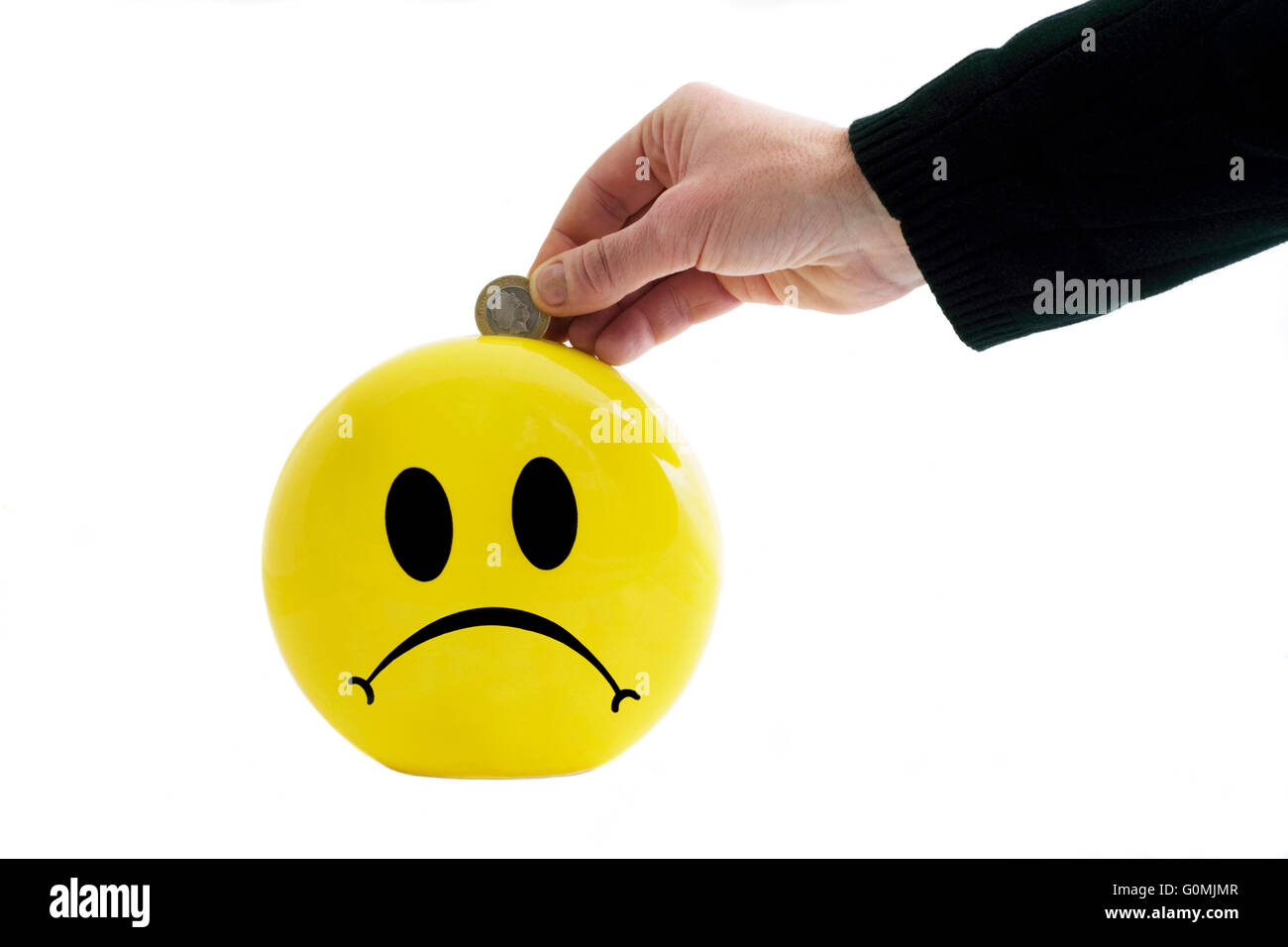 Uomo di mettere il denaro in un risparmio smiley box Foto Stock