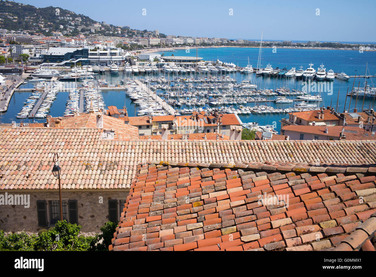 Il porto di Cannes, Francia visto dalla città vecchia di Le Suquet Foto Stock