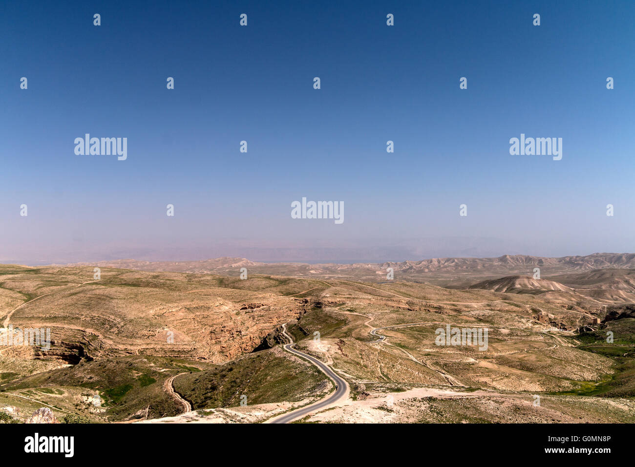 Deserto della Giudea, Palestina. Il torrente Kidron (gorge) a sinistra, il Mar Morto centro profondo e il Mar Saba monastero a destra. Foto Stock
