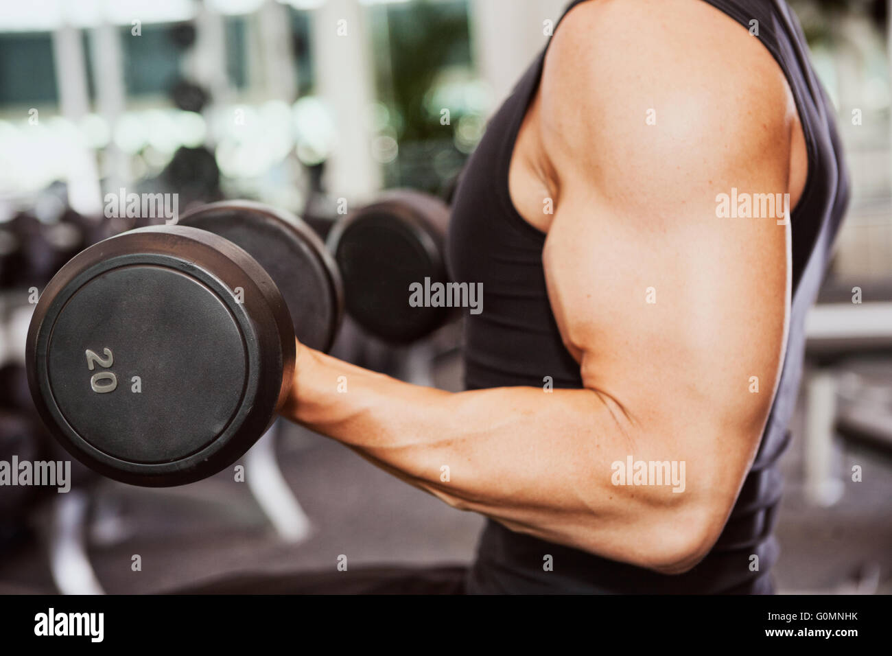 Serie con l uomo e la donna in palestra, sollevamento pesi, utilizzando il tapis roulant, ecc. Foto Stock