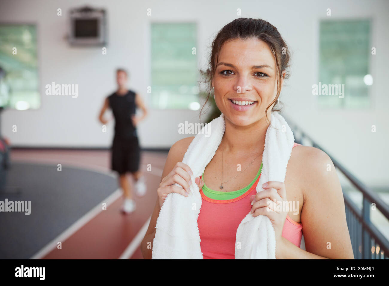 Serie con l uomo e la donna in palestra, sollevamento pesi, utilizzando il tapis roulant, ecc. Foto Stock