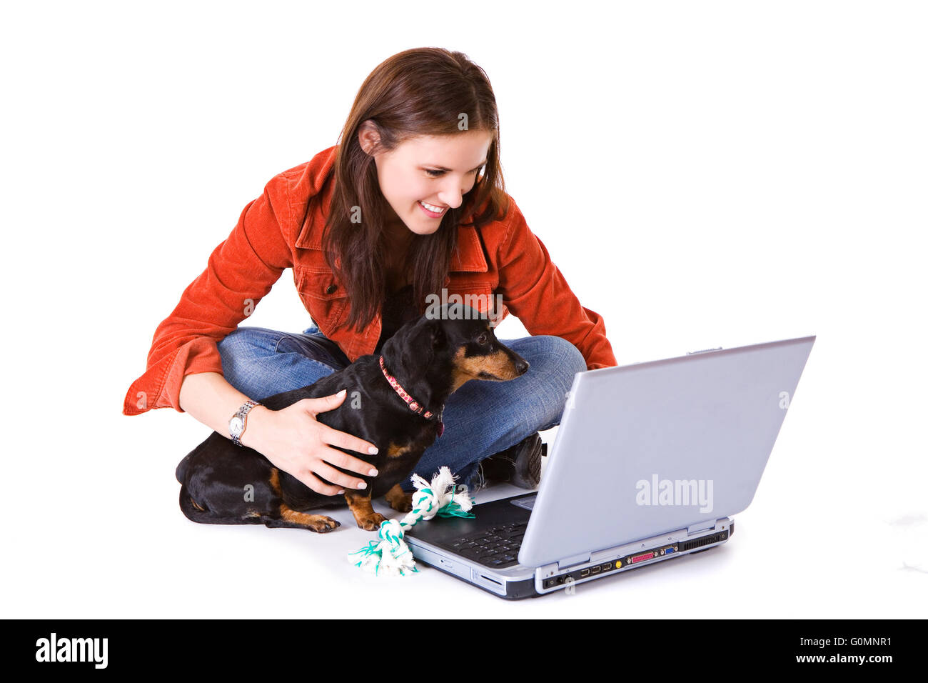 Serie con donne e animali domestici, o un gatto o un bassotto. Isolato su bianco. Foto Stock