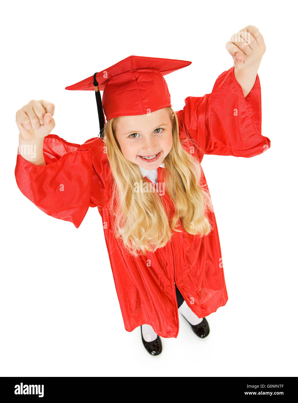 Serie con un elementare di età ragazza caucasica, vestito come un laureato, isolato su bianco. Foto Stock