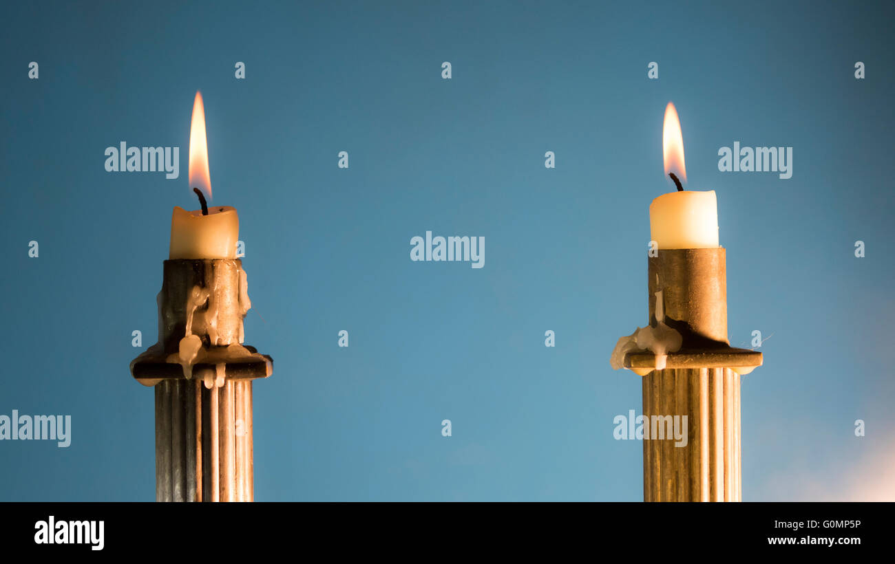 2 candele accese in Stile Impero portacandele in color hard focus Foto Stock