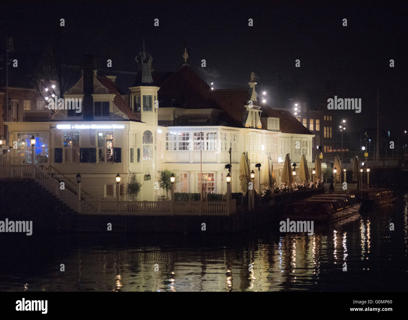 Night Shot di 'Koffiehuis' di fronte alla stazione centrale di Amsterdam in soft focus Foto Stock