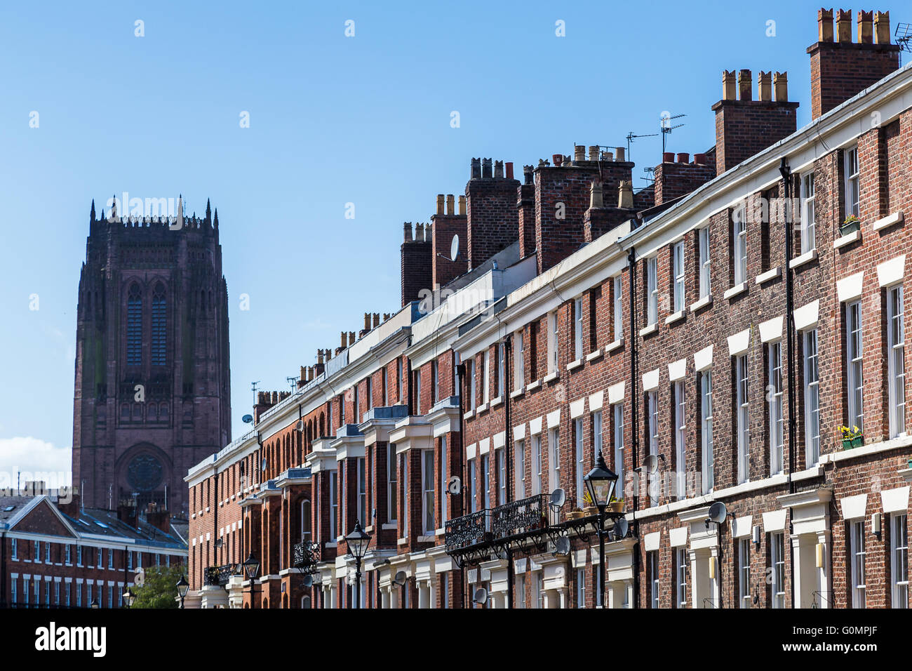 La Cattedrale Anglicana di Liverpool catturata a piedi della Piazza Falkner, pieno di vecchie case in stile georgiano. Foto Stock