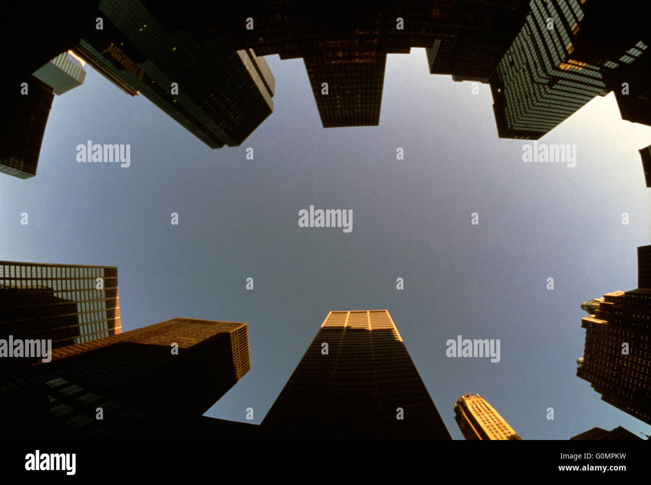 La città di New York, grattacieli in Lexington Avenue, torri di uffici, bus Foto Stock
